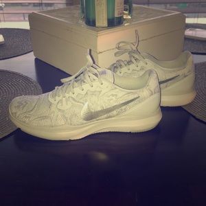 NWOT Nike Marbled Gray